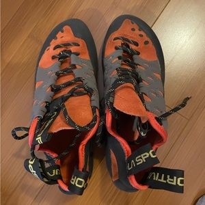 🧧SALE🧧 La Sportiva climbing shoes size 7